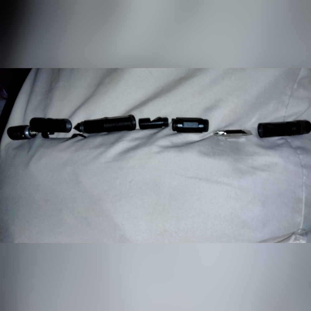 Bell & Howell tactical flashlight - Picture 5 of 9